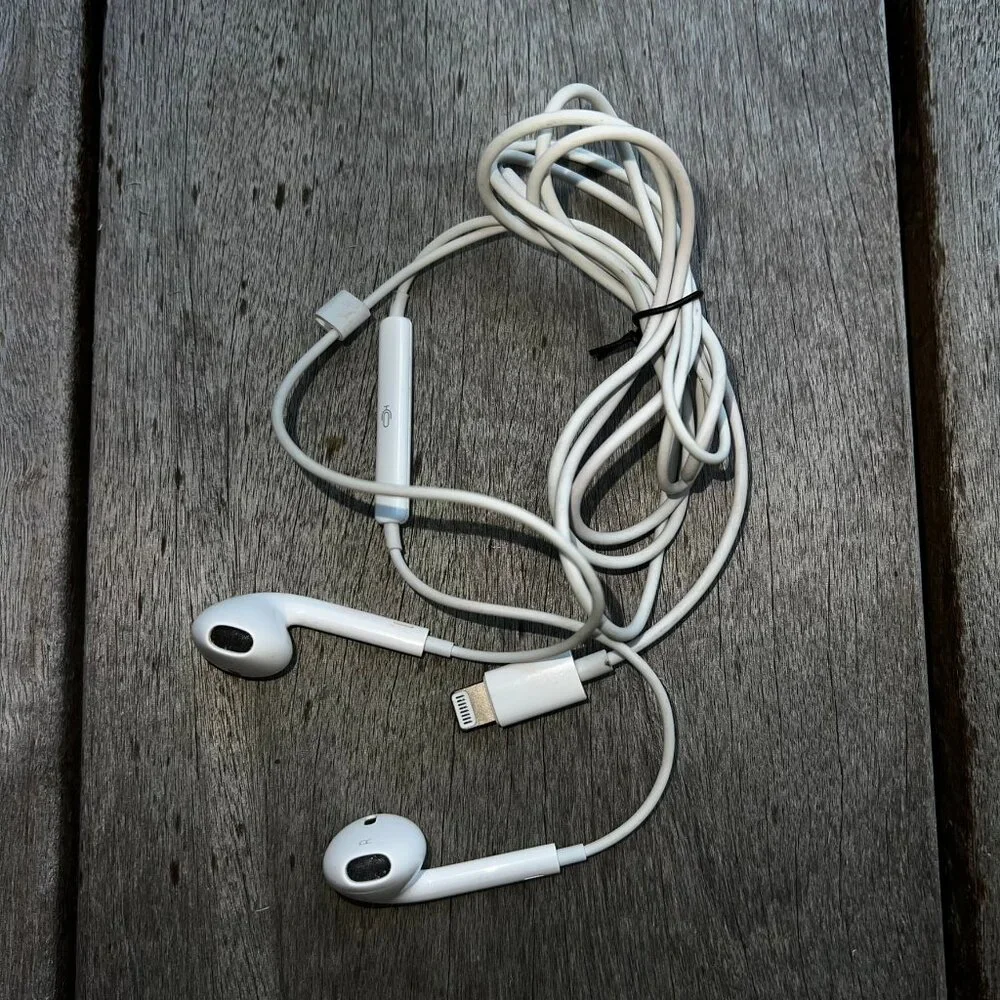 Apple EarPods with Lightning Connector In Ear Canal Headset White